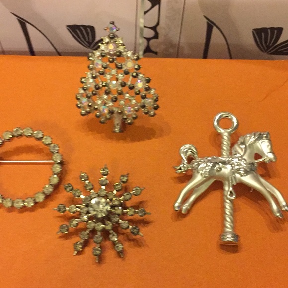 Jewelry - - Bundle of 4 vintage pins brooches excellent used condition
